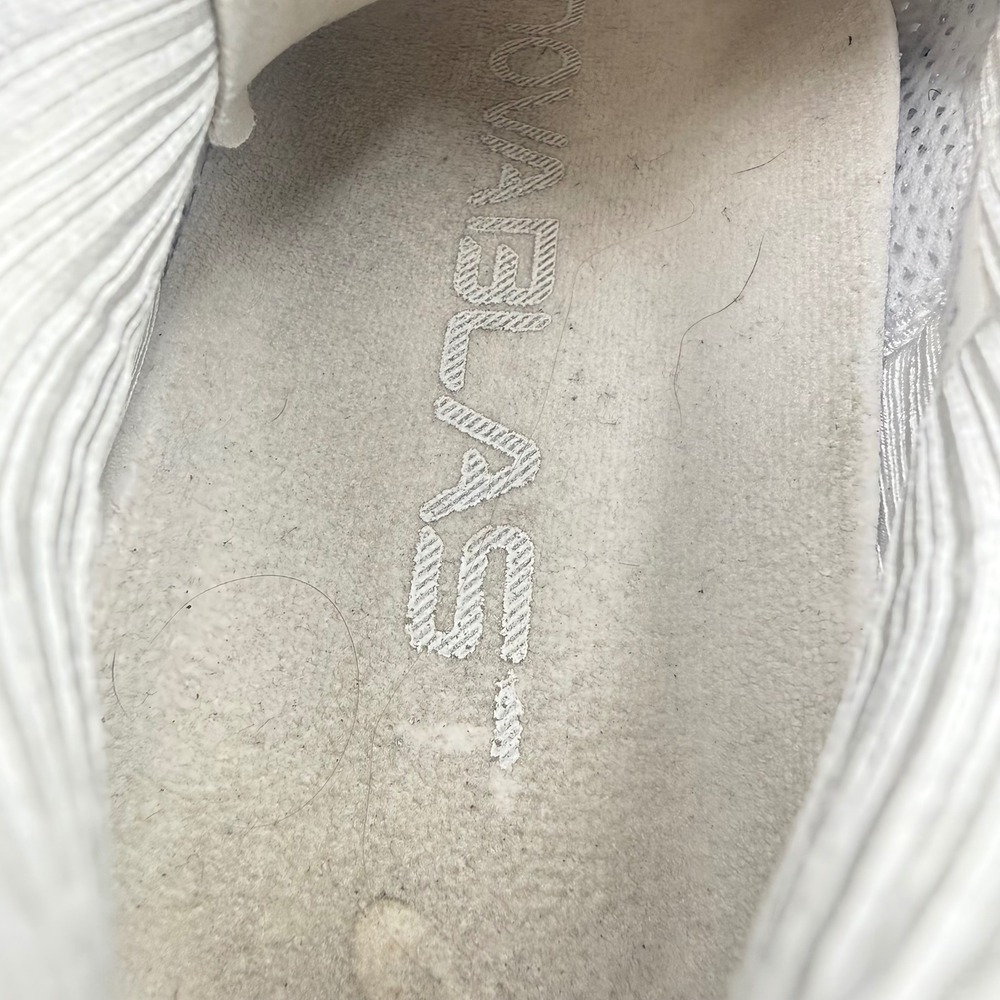 ASICS Novablast 3 Women Size 10.5 Running Shoes 1012B288 White Silver - Picture 9 of 9